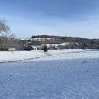 Vue sur le gîte dans la prairie